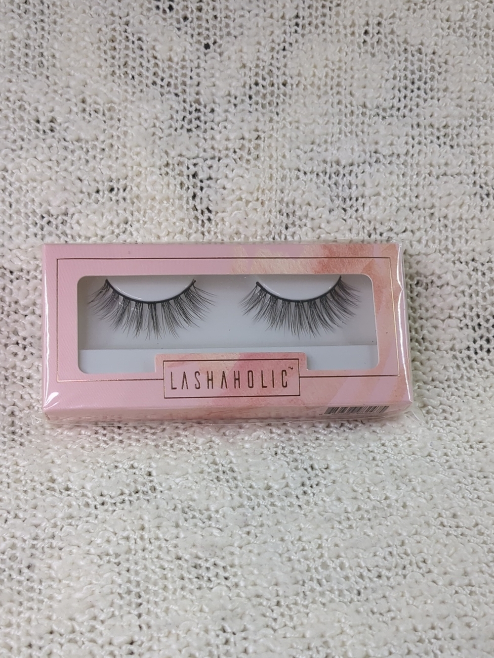 Lashaholic Elevate 100% Silk Eyelashesin Black, one pair